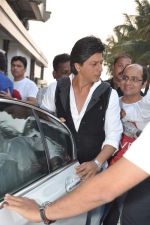 Shahrukh Khan snapped in Bandra, Mumbai on 4th Feb 2013 (9).JPG